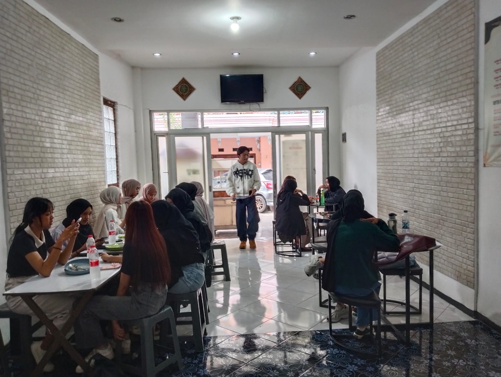 Menu andalan tersaji rapi di etalase Kantin Mini